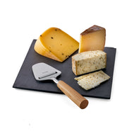 Käsehobel mit Käse auf Brett